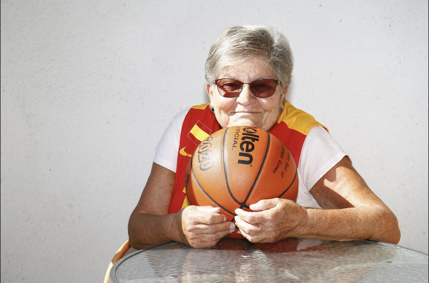 Pepa Senante con un balón de baloncesto. Pepa Senante fue la capitana de la primera selección femenina de baloncesto en España.