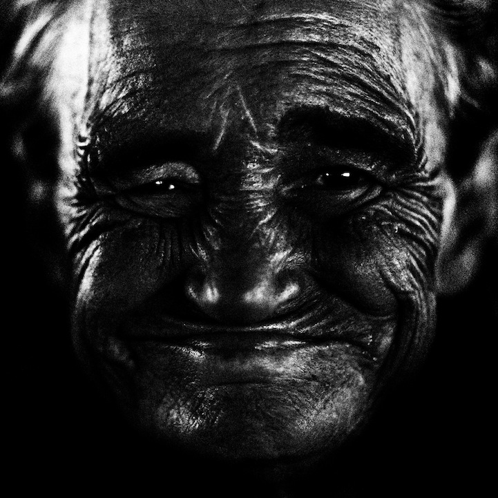 Retratos fotográficos en blanco y negro de personas sin hogar de Lee Jeffries.