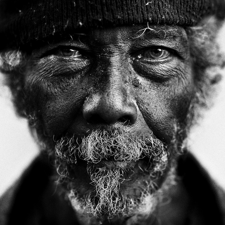 Retratos fotográficos en blanco y negro de personas sin hogar de Lee Jeffries.