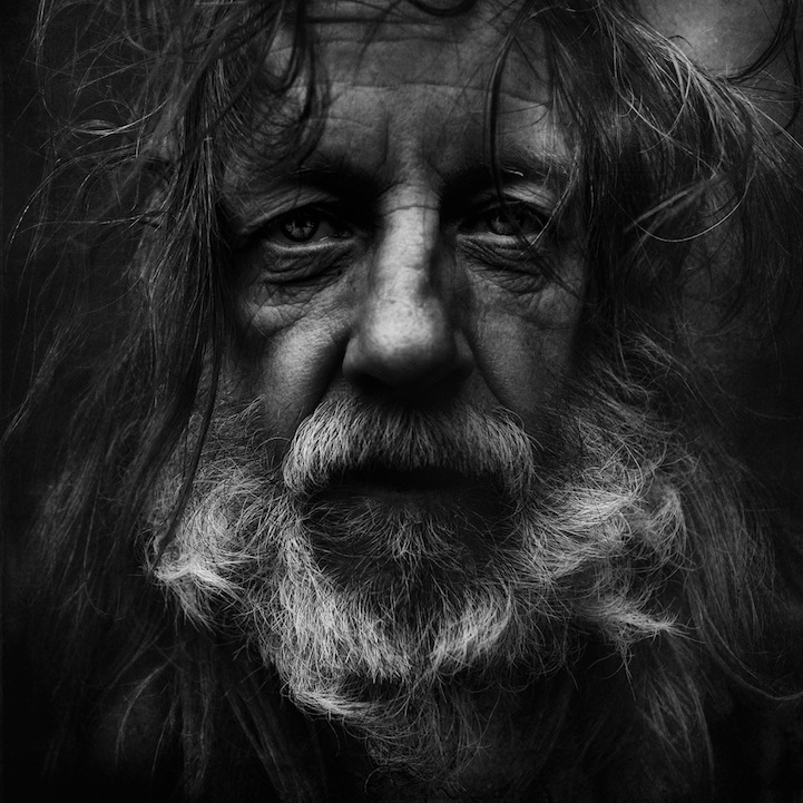 Retratos fotográficos en blanco y negro de personas sin hogar de Lee Jeffries.