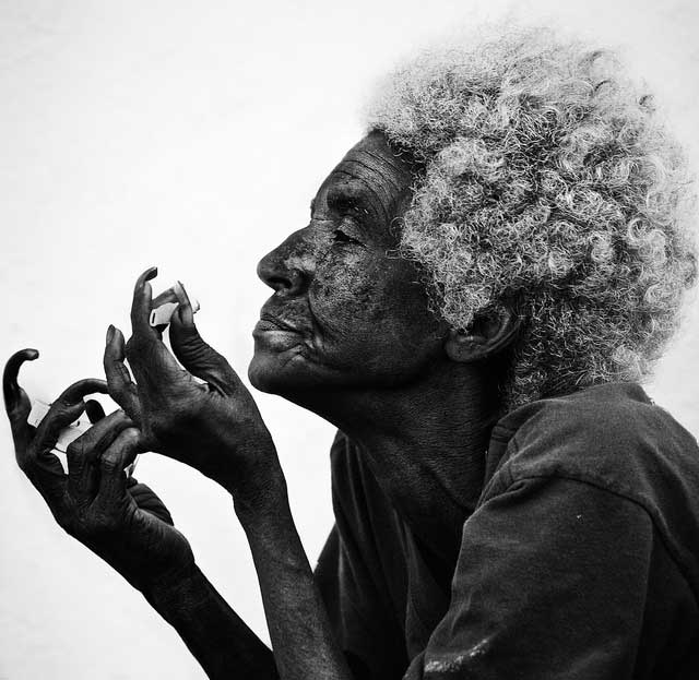 Retratos fotográficos en blanco y negro de personas sin hogar de Lee Jeffries.