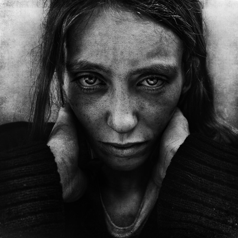 Retratos fotográficos en blanco y negro de personas sin hogar de Lee Jeffries.