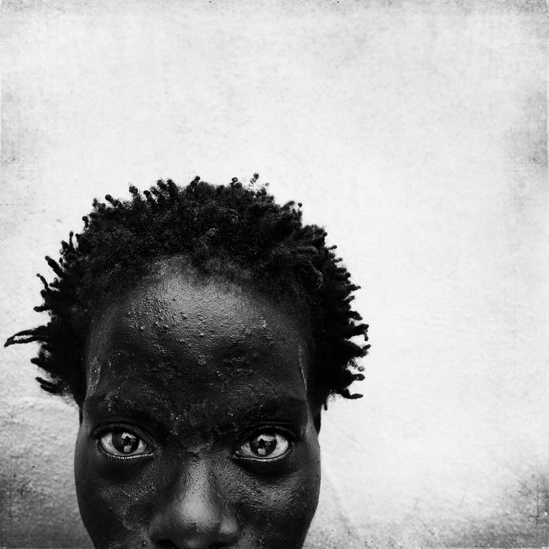 Retratos fotográficos en blanco y negro de personas sin hogar de Lee Jeffries.