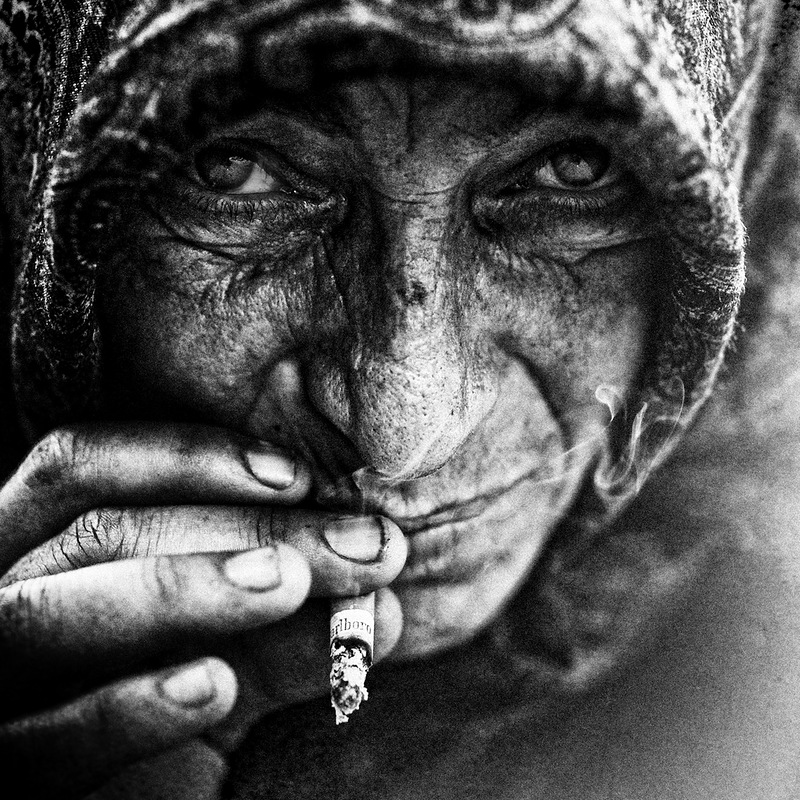 Retratos fotográficos en blanco y negro de personas sin hogar de Lee Jeffries.