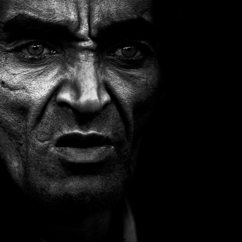 Retratos fotográficos en blanco y negro de personas sin hogar de Lee Jeffries.