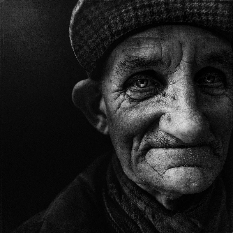Retratos fotográficos en blanco y negro de personas sin hogar de Lee Jeffries.