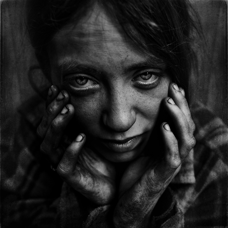 Retratos fotográficos en blanco y negro de personas sin hogar de Lee Jeffries.