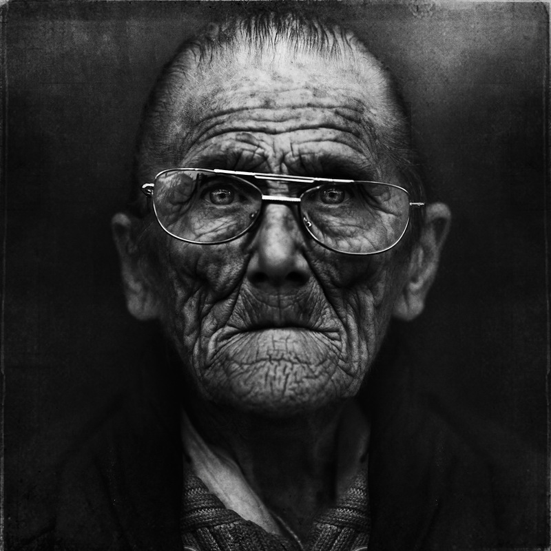 Retratos fotográficos en blanco y negro de personas sin hogar de Lee Jeffries.