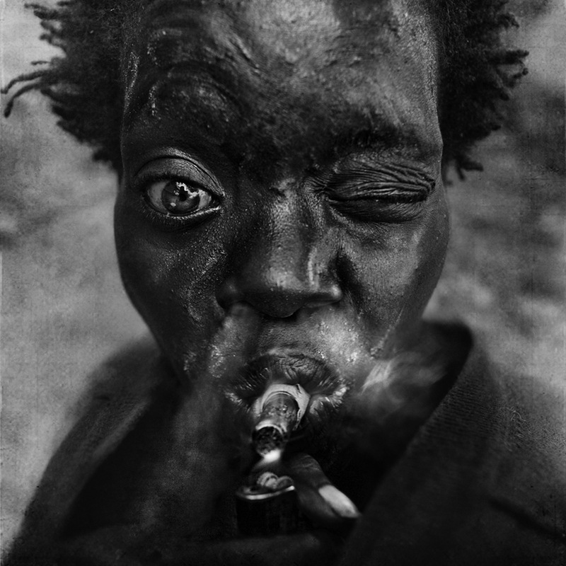 Retratos fotográficos en blanco y negro de personas sin hogar de Lee Jeffries.