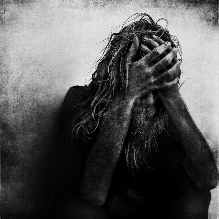 Retratos fotográficos en blanco y negro de personas sin hogar de Lee Jeffries.