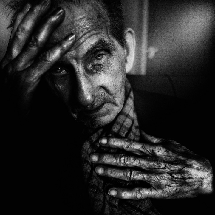 Retratos fotográficos en blanco y negro de personas sin hogar de Lee Jeffries.