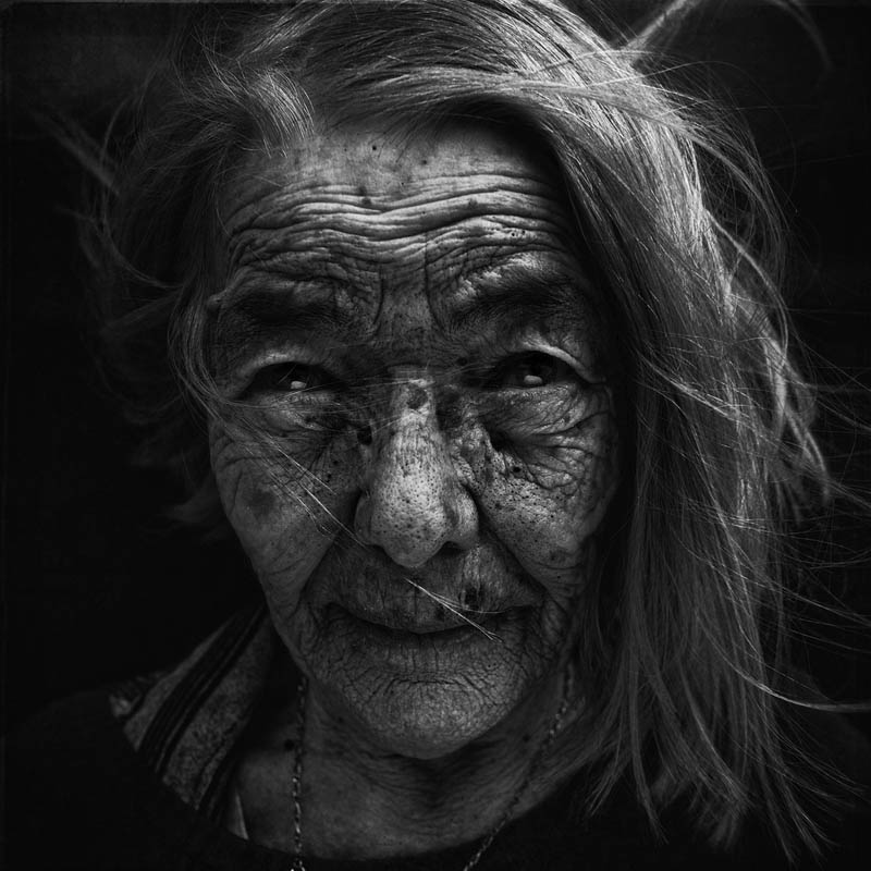 Retratos fotográficos en blanco y negro de personas sin hogar de Lee Jeffries.