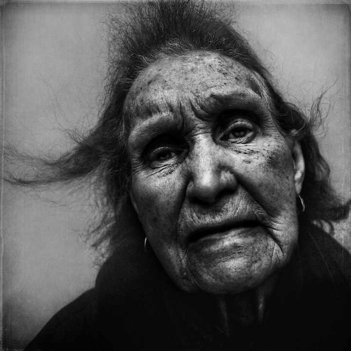 Retratos fotográficos en blanco y negro de personas sin hogar de Lee Jeffries.