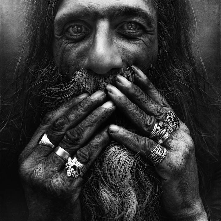 Retratos fotográficos en blanco y negro de personas sin hogar de Lee Jeffries.