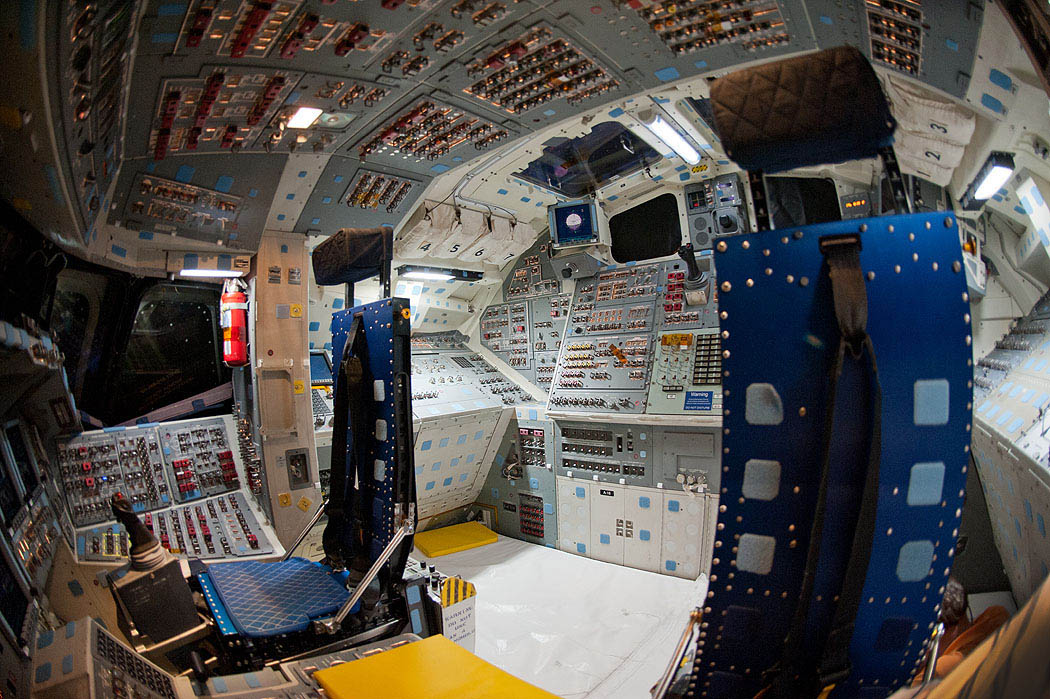 Endeavour_flight_deck_12