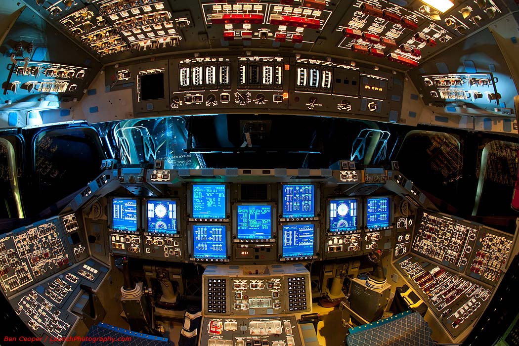 Endeavour_flight_deck_2