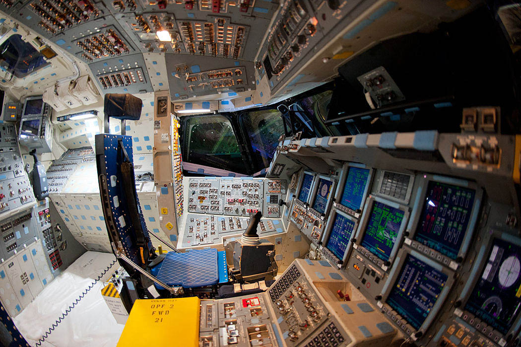 Endeavour_flight_deck_8