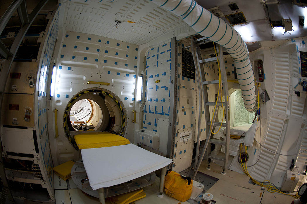 Endeavour_mid_deck_3