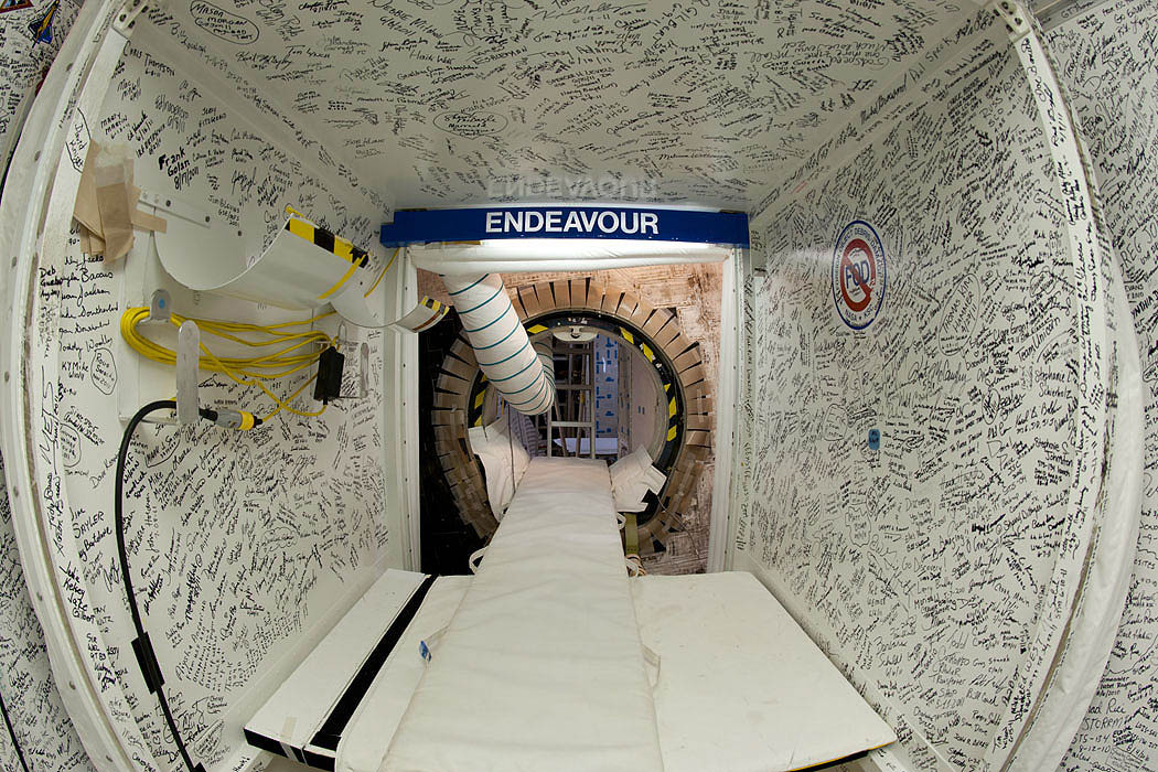 Endeavour_white_room_3