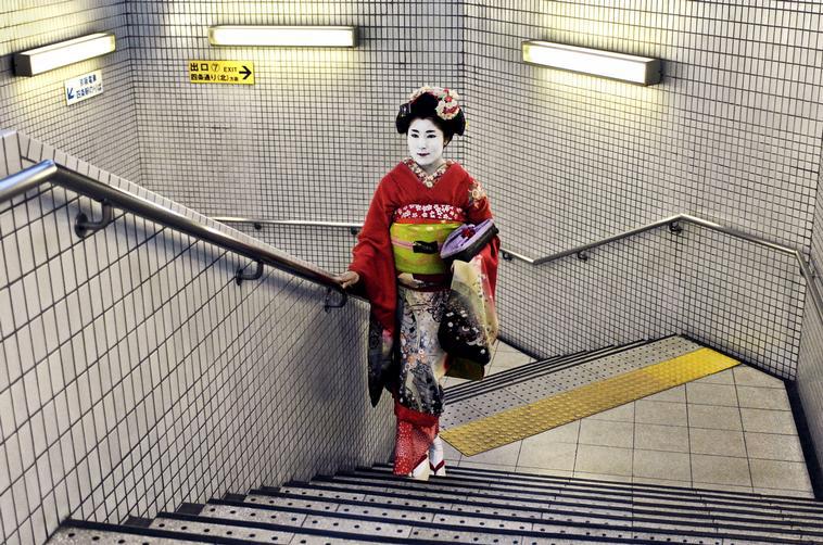 Geisha subiendo las escaleras de un edificio de oficinas