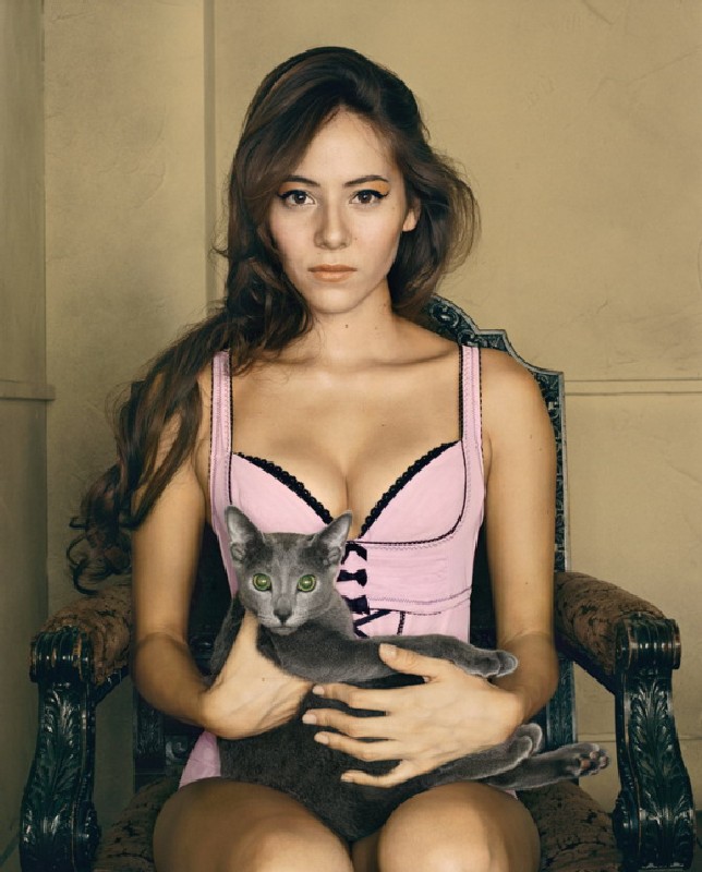 Bettina Rheims, Jessica, retrato con gato, Tokio, 2007.