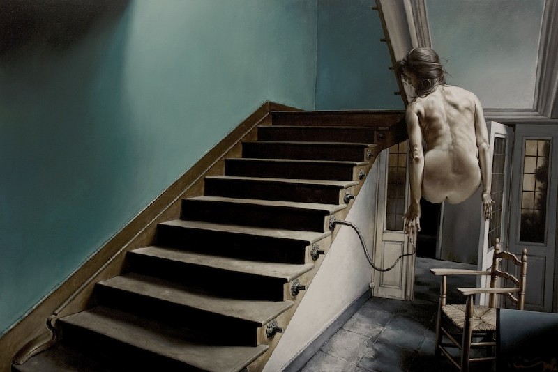 Mujer levitando sobre una silla