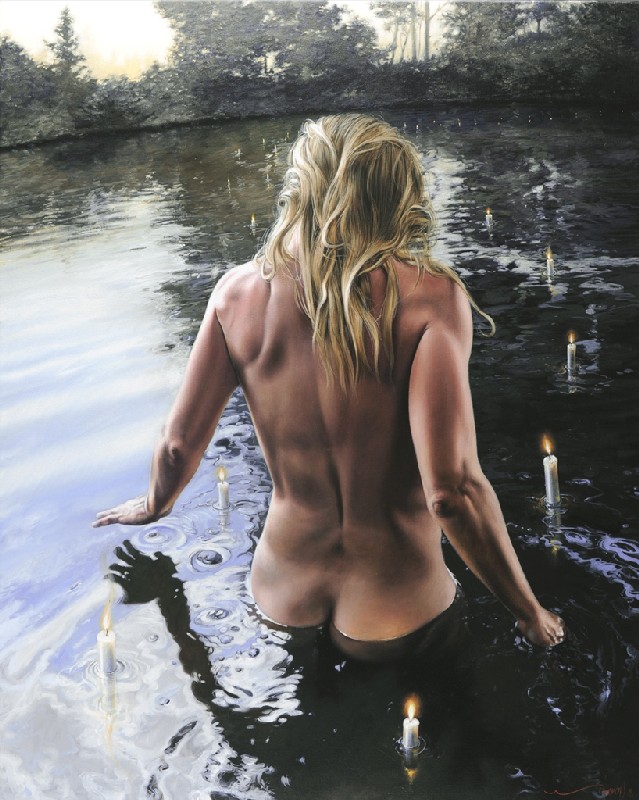 Mujer entrando desnuda en un río