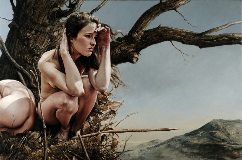 Mujer desnuda en un nido mirando al horizonte