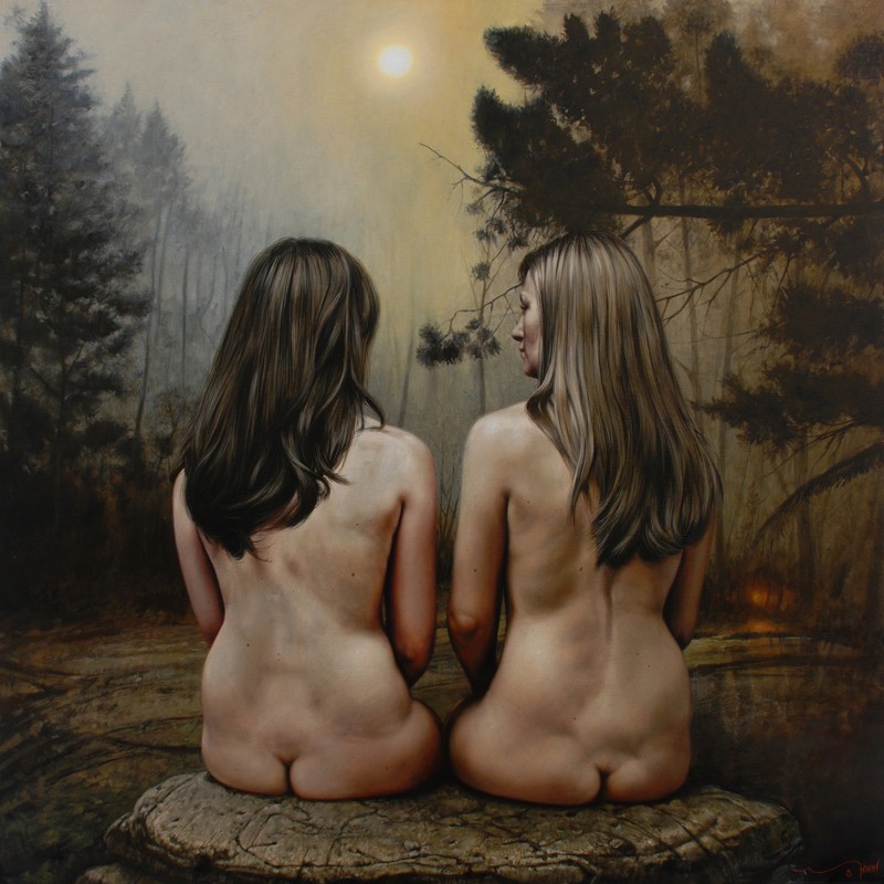 Dos mujeres de espaldas en un bosque