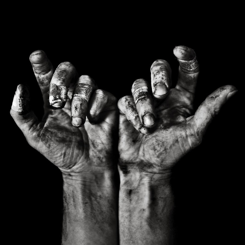 Fotografía en blanco y negro de unas manos de Benoit Courti