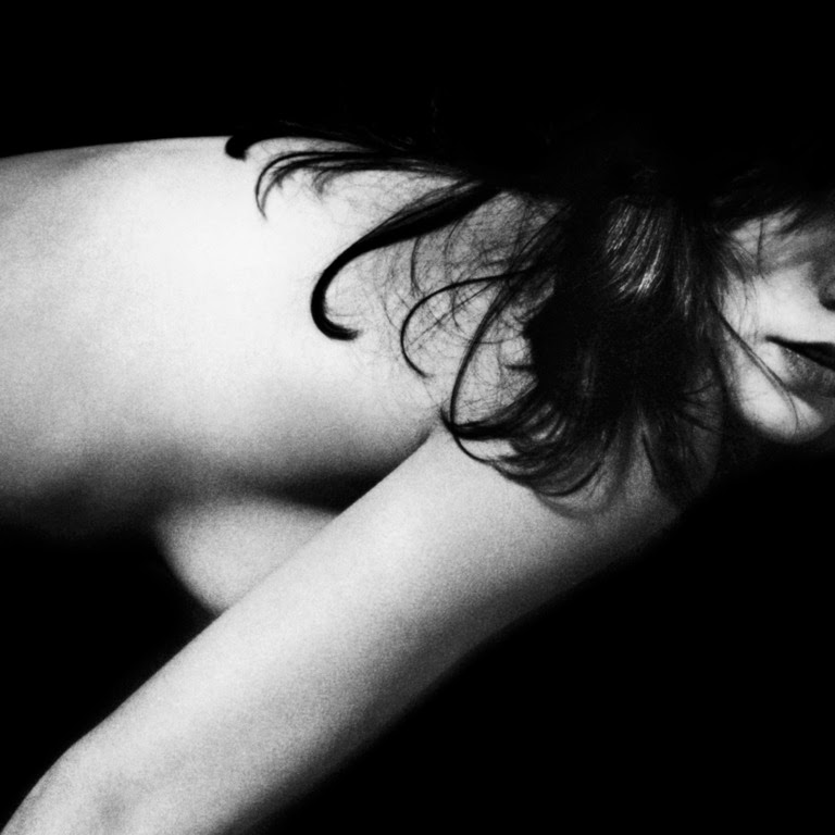 Fotografía en blanco y negro de una mujer de lado de Benoit Courti