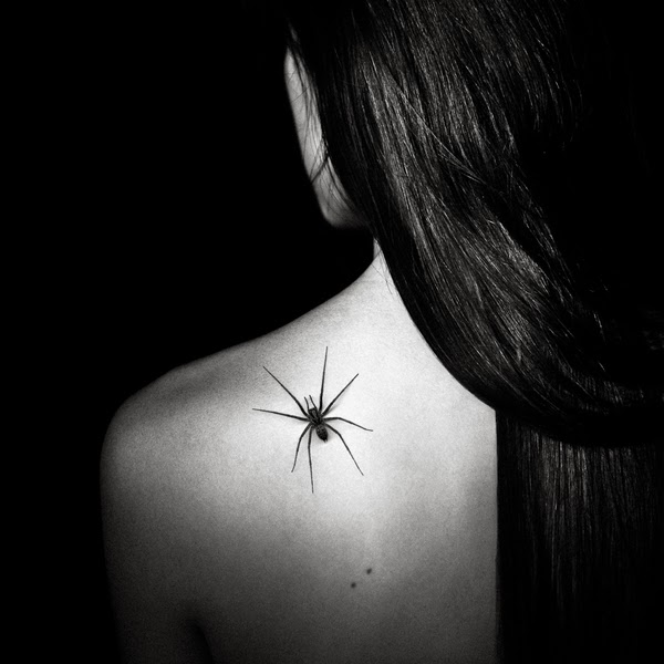 Una araña en la espalda de una mujer