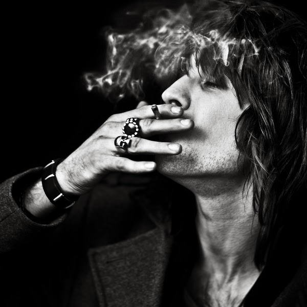 Fotografía en blanco y negro de hombre fumando de Benoit Courti