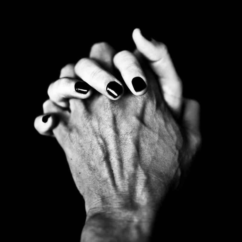 Fotografía en blanco y negro de unas manos de Benoit Courti