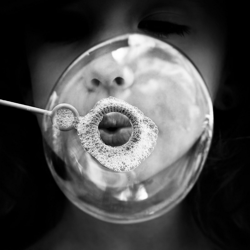 Fotografía en blanco y negro de una pompa de jabón de Benoit Courti