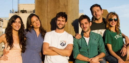 Jota Linares con el equipo de “¿A quién te llevarías a una isla desierta?”. Imagen: Marina Ruiz.