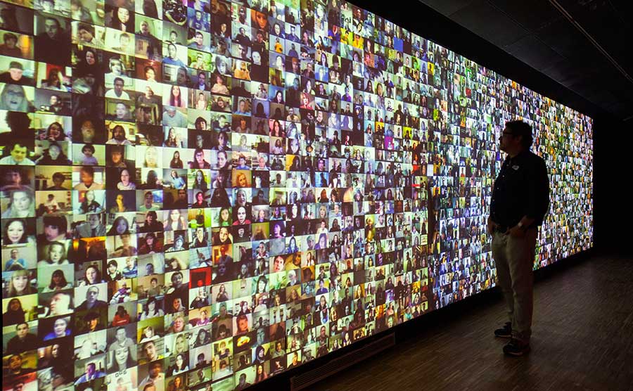 Cultura-Inquieta Hello-World-Or-how-I-learned-to-stop-listening-and-love-the-noise-de-Christopher-Baker--2008-Knechtel-Photography