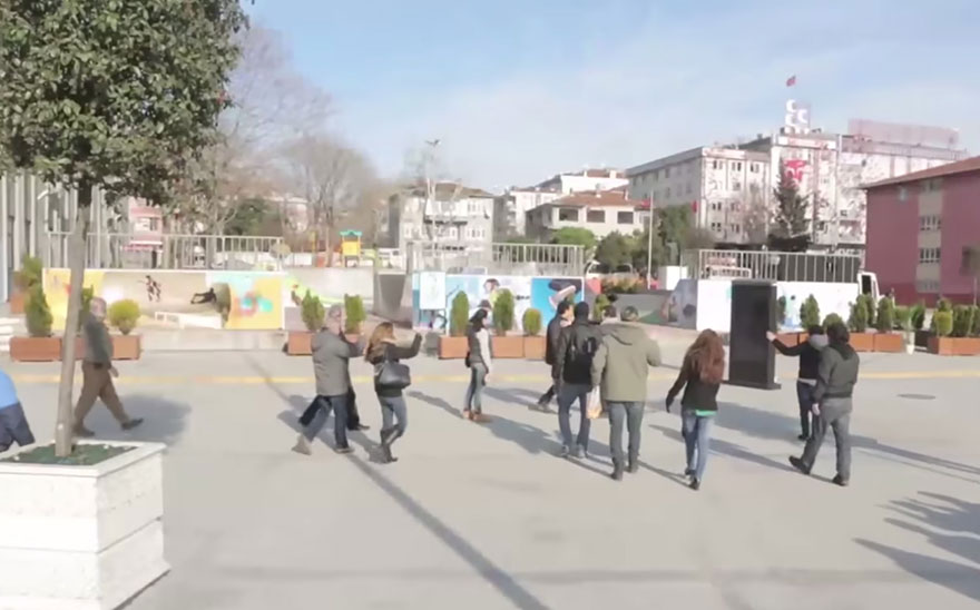 town-learns-sign-language-deaf-muharrem-samsung-video-call-center-13