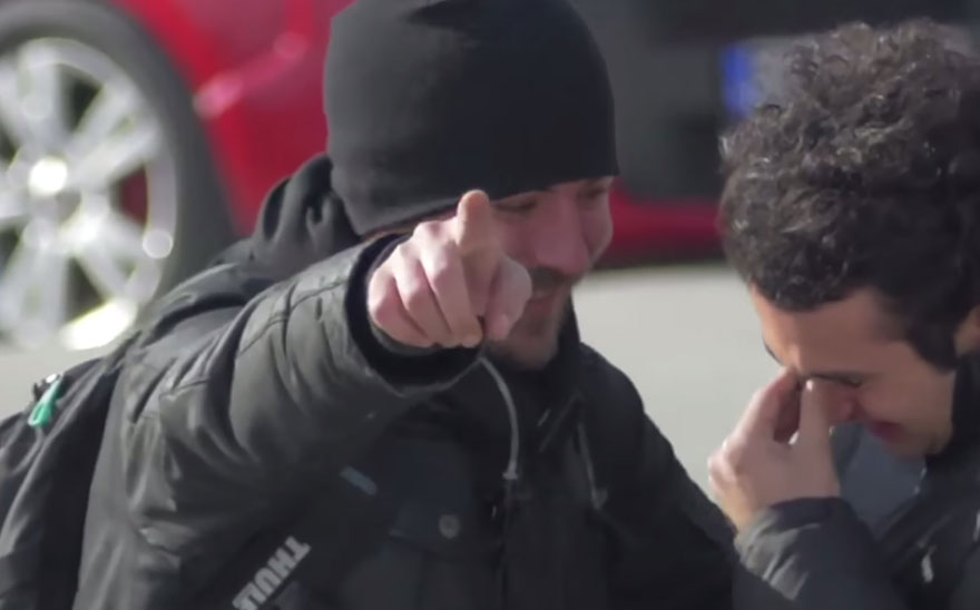 town-learns-sign-language-deaf-muharrem-samsung-video-call-center-14
