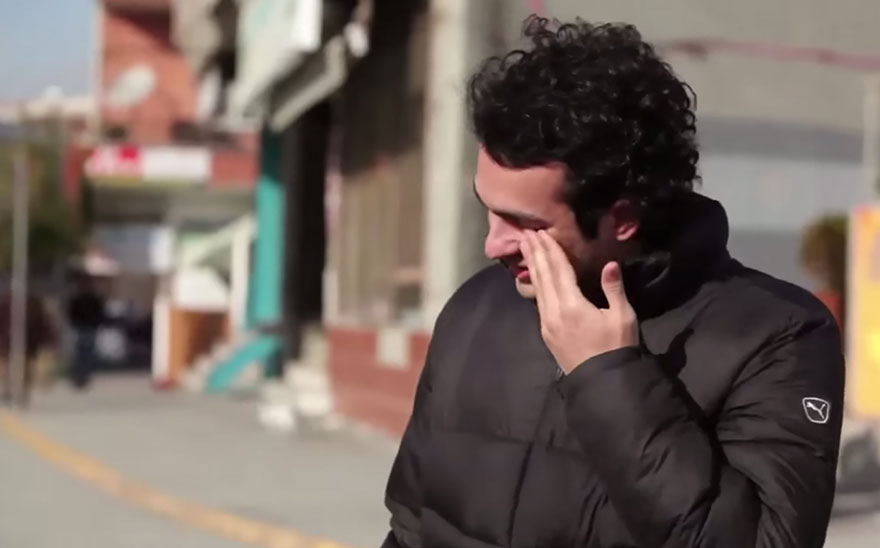 town-learns-sign-language-deaf-muharrem-samsung-video-call-center-15