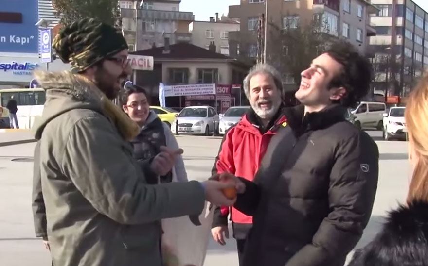 town-learns-sign-language-deaf-muharrem-samsung-video-call-center-16