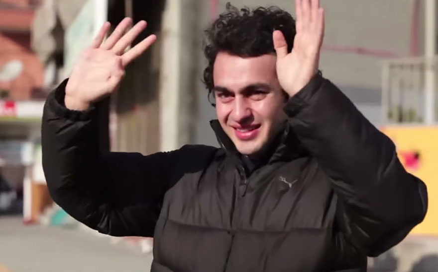 town-learns-sign-language-deaf-muharrem-samsung-video-call-center-18