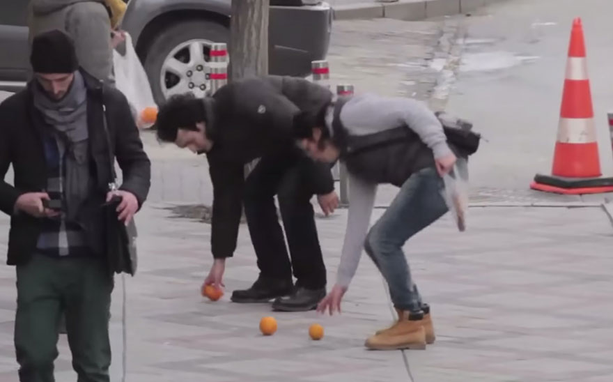 town-learns-sign-language-deaf-muharrem-samsung-video-call-center-7
