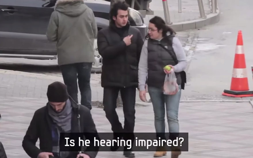 town-learns-sign-language-deaf-muharrem-samsung-video-call-center-9