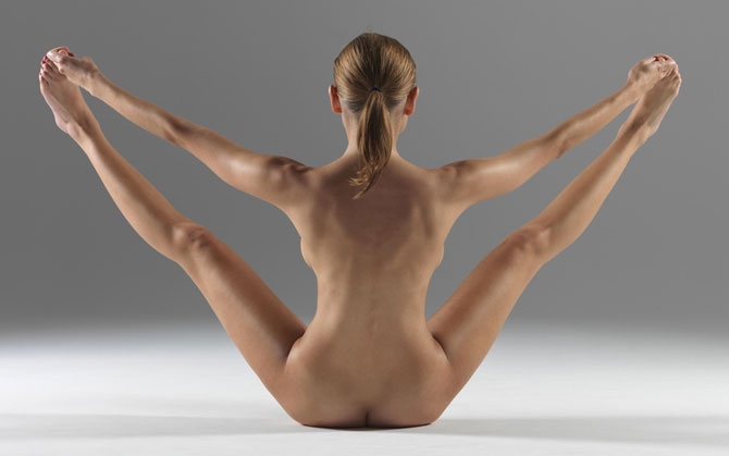 Petter Hegre fotografía a su esposa en increíbles posturas de yoga (Desnudos)