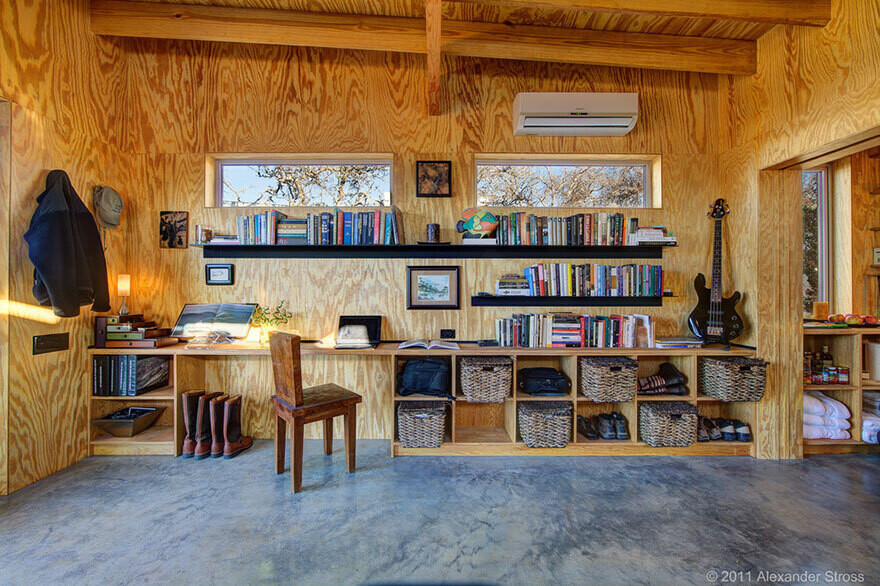 Amigos construyen su propia ciudad para vivir. Interior de las casas.