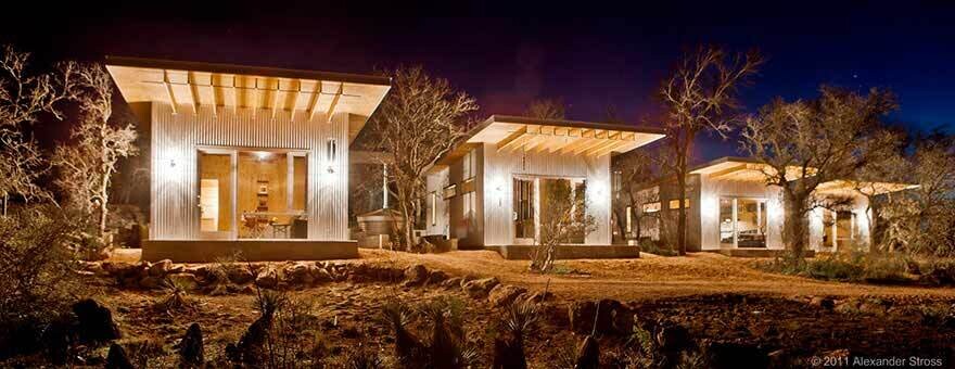 Amigos construyen su propia ciudad para vivir. Exterior de las casas.