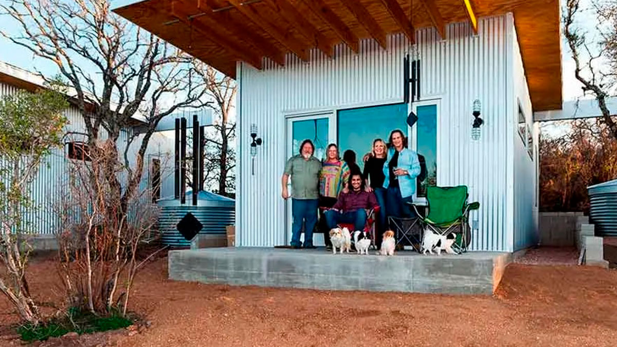 Un grupo de excelentes amigos construyen su propia minúscula ciudad para envejecer juntos