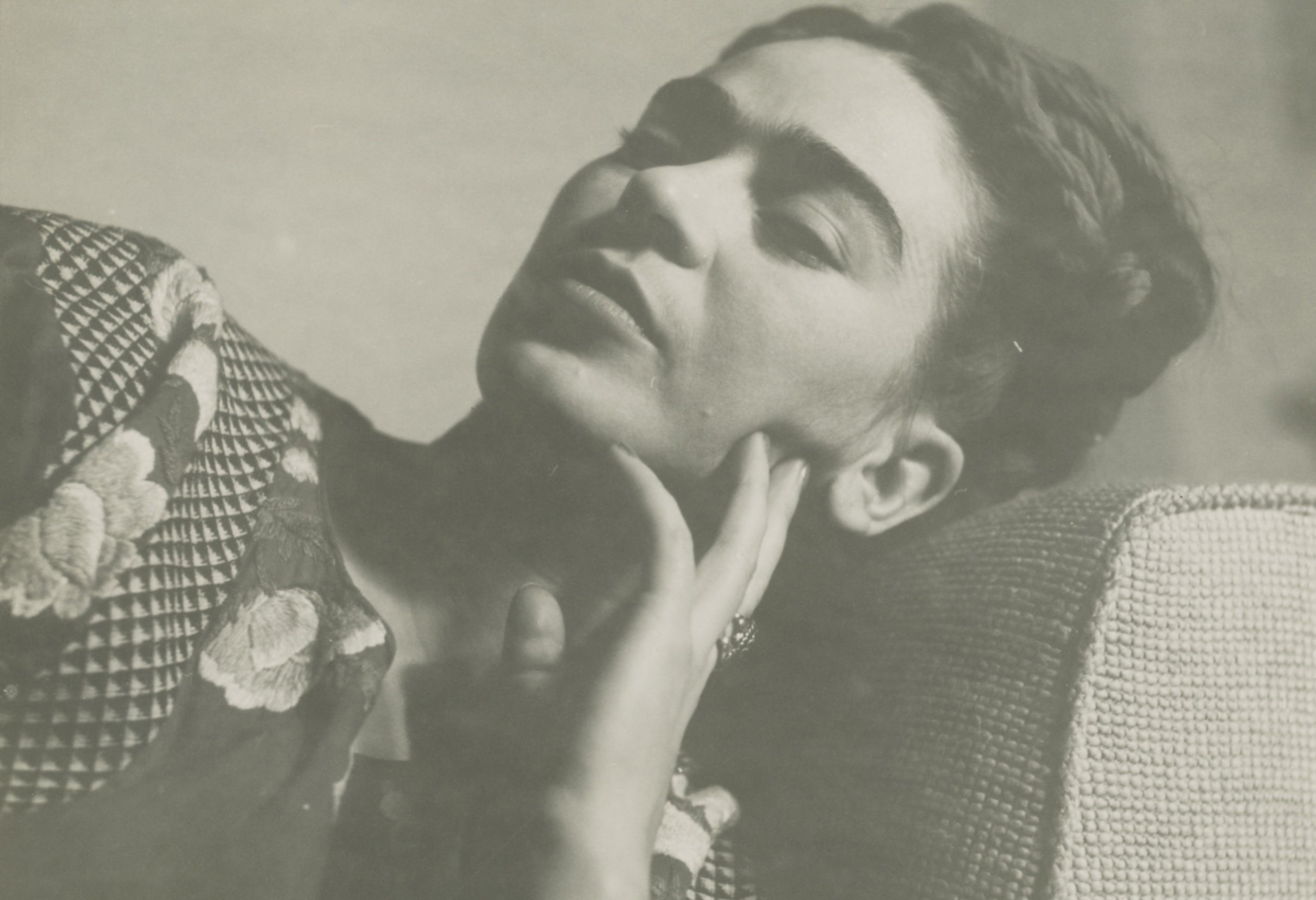 Frida Kahlo posando