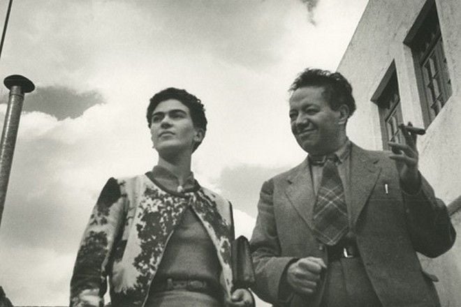 Frida Kahlo y el pintor Diego Rivera paseando